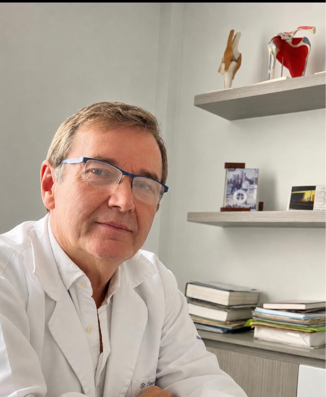 Dr. Herman Gómez Giraldo, ortopedista y traumatólogo, en su consultorio
